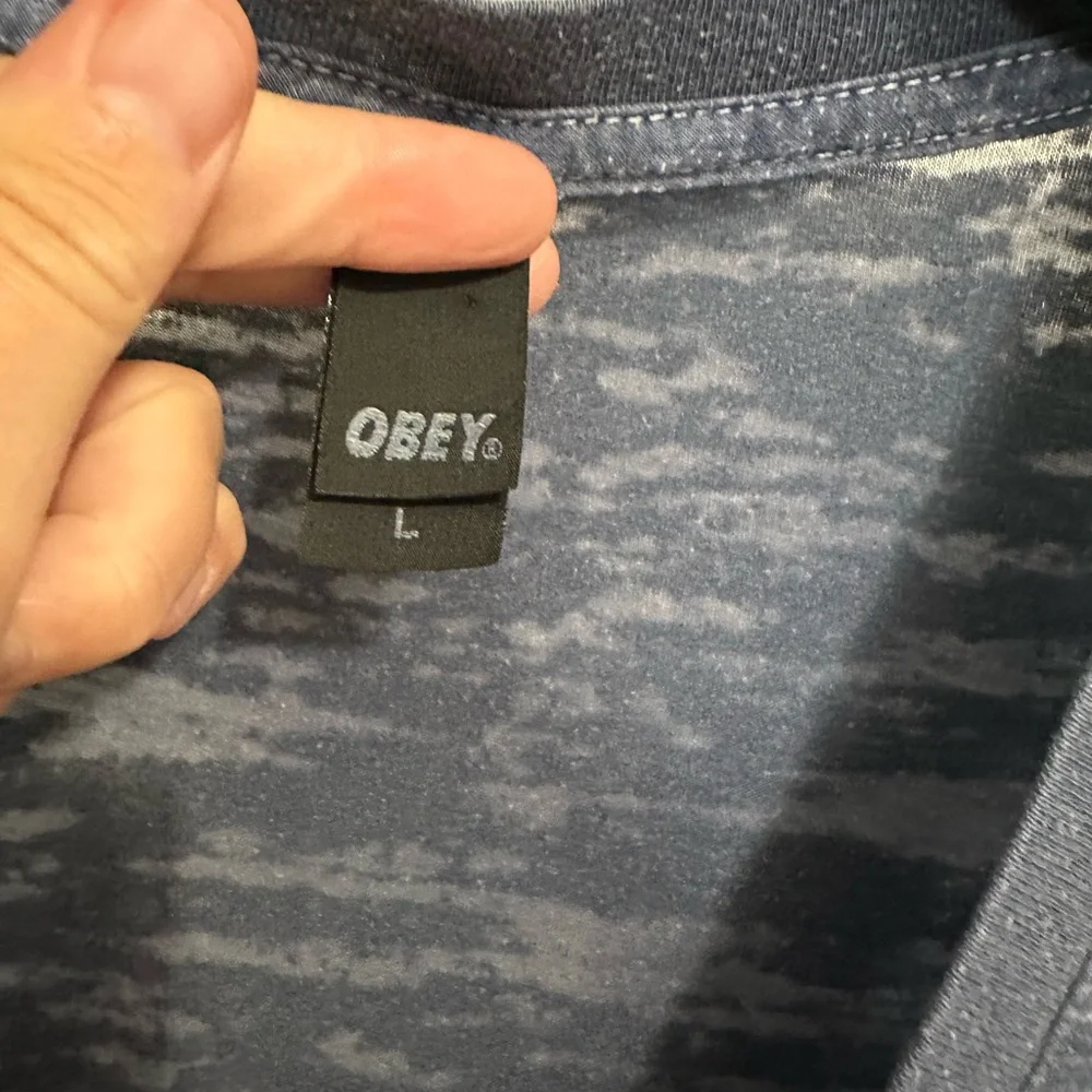 Obey. Size L. Deep V. - Picture 2 of 3